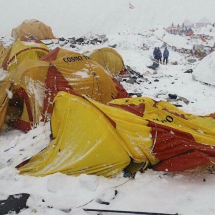 Tūristi Everestā: 'Daudzi ir miruši. Vēl daudzi nomirs'