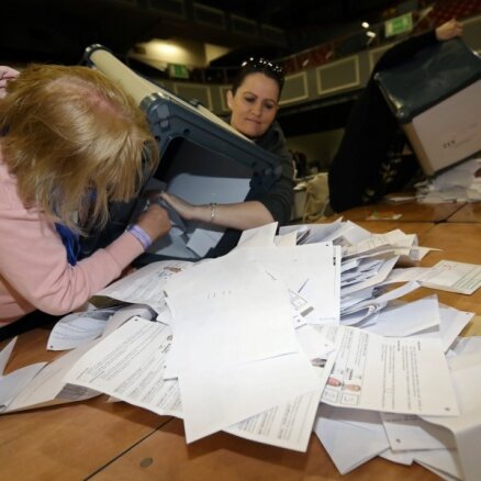 Īrijas parlamenta vēlēšanās lielākās partijas ieguvušas vienādu balsu skaitu, liecina aptauja