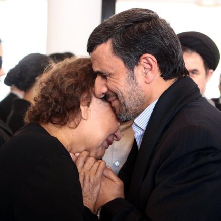 Irānas prezidents izpelnījies nopēlumu par Čavesa mātes mierināšanu