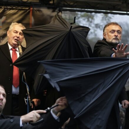 'Samta revolūcijas' 25. gadadienā Čehijas prezidentam met ar olām