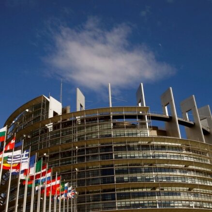 Eiropas Parlaments atsakās noteikt ES un Lielbritānijas tirdzniecības līguma ratifikācijas datumu