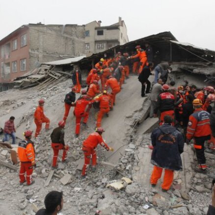 Turcijā zemestrīcē bojāgājušo skaits sasniedz 366