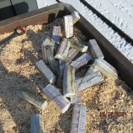 Foto: VID vagona konstrukcijās un šķeldā atrod 730 000 kontrabandas cigarešu
