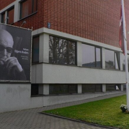 Valmierā aicina izkārt sēru karogus Oļģerta Krodera piemiņai