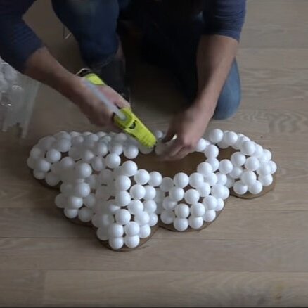 Video: Stilīgas lampas izveide no galda tenisa bumbiņām