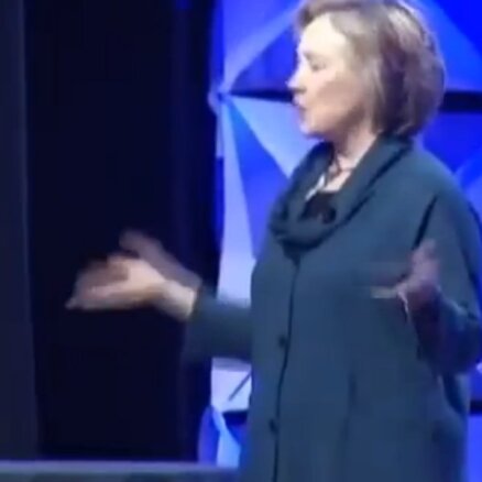 Video: Hilarijai Klintonei Lasvegasā met ar kurpi
