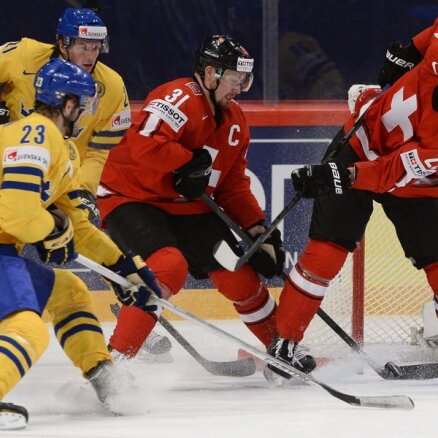 Šveices hokejisti apbēdina PČ mājinieci Zviedriju
