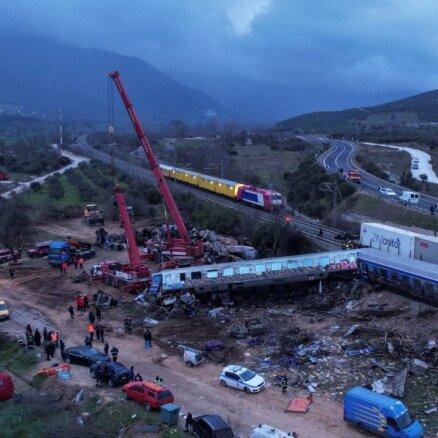 Vilcienu sadursmē Grieķijā bojāgājušo skaits pieaudzis līdz 43 cilvēkiem