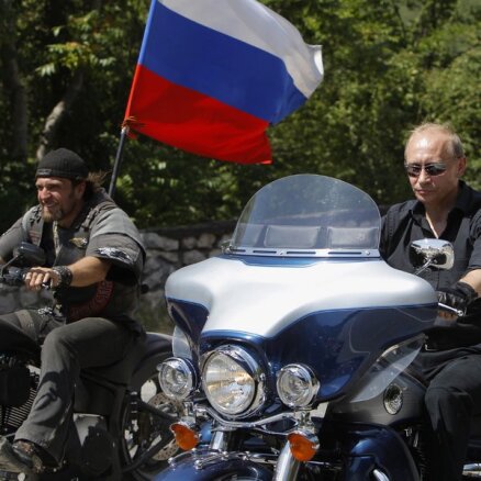 СМИ: Путин и Медведев 9 мая посетят Крым