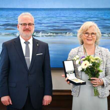 Foto: Levits Somijas vēstniecei Latvijā pasniedz Triju Zvaigžņu ordeni