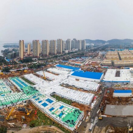 Foto: Kā ķīnieši Uhaņā desmit dienās milzu slimnīcu uzbūvēja
