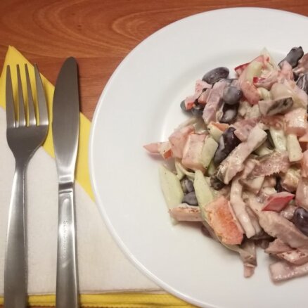 Sātīgie pupiņu salāti ar žāvētu gaļu un šampinjoniem