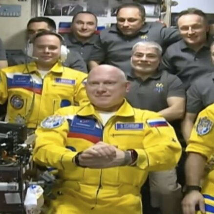 Trīs Krievijas kosmonauti SKS ierodas Ukrainas karoga krāsu kombinezonos