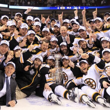 Bostonas 'Bruins' hokejisti izcīna Stenlija kausu