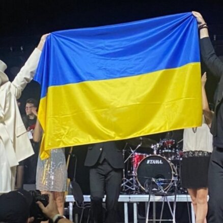 Laima Vaikule koncertā Lietuvā iznes Ukrainas karogu un iestājas pret karu