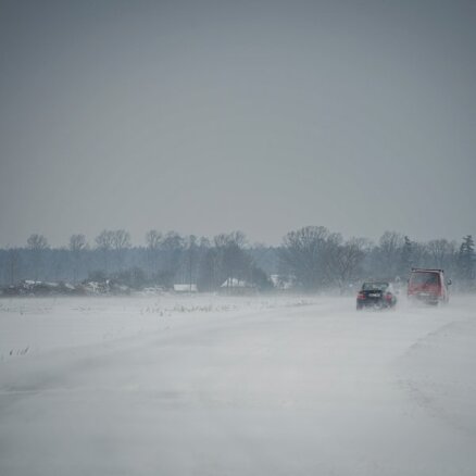Ceturtdienas rītā visi autoceļi sniegoti; Talsu un Saldus apkārtnē apstākļi kritiski
