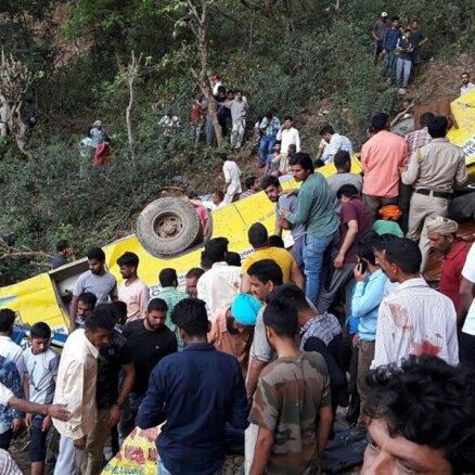 Indijā skolēnu autobuss ieslīd aizā; iet bojā 27 bērni