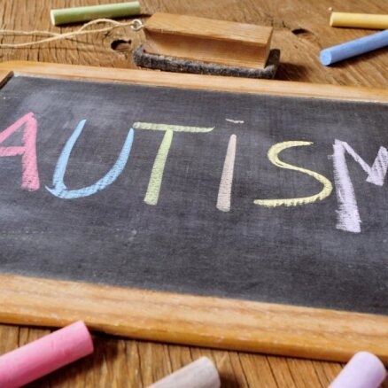 Autisma kabinets, informatīvi semināri un speciāla mājaslapa: atbalsta iespējas bērniem ar AST un viņu vecākiem