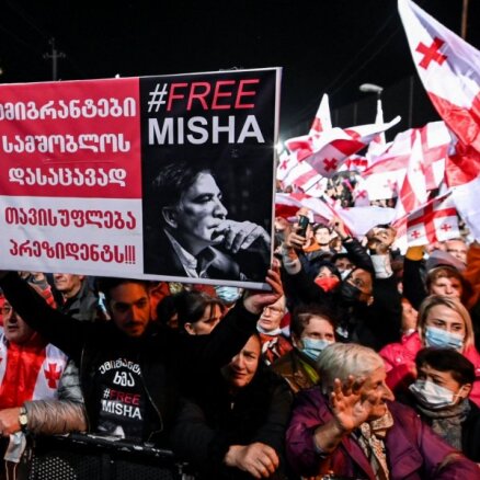 "Не убивайте Мишу": как сторонники Саакашвили дожидались его перевода в госпиталь