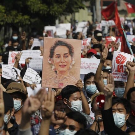 Tūkstošiem cilvēku Mjanmā protestē pret armijas sarīkoto valsts apvērsumu