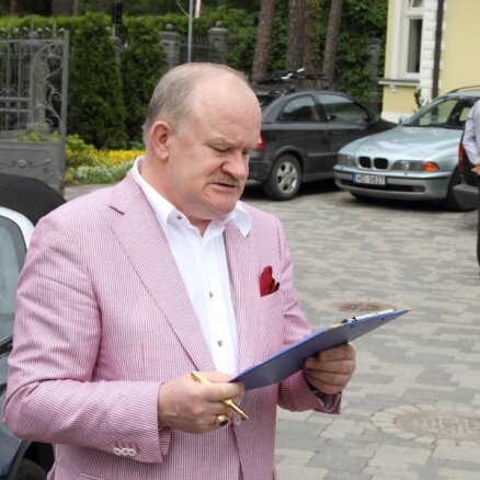 Gerkens rollsroisa limuzīnu iemainījis pret 'Jaguar'