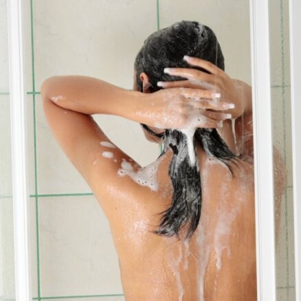 LU kopmītnēs vīrietis dušās slepus filmē kailas studentes; vainīgo padzen no 'kojām'