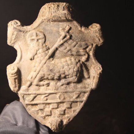 Foto: Arheologi Rīgas pils pagrabā atrod 'Dieva jēru'