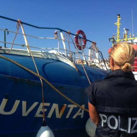 Itālija konfiscē imigrantu transportēšanā iesaistītu Vācijas aktīvistu kuģi