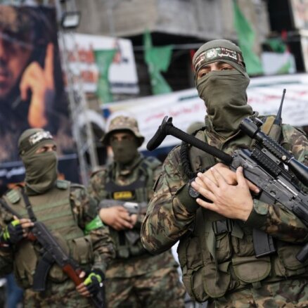 Foto: Simtiem 'Hamas' kaujinieku Gazā sarīko militāro parādi