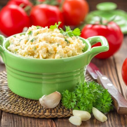 Nesvīsti pie plīts! 17 ģeniāli vienkāršas siera salātu receptes sātīgām vakariņām
