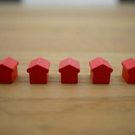 Viens no pasaules 'karstākajiem' mājokļu tirgiem piedzīvo strauju cenu kritumu