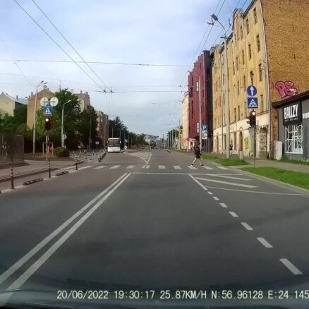 Video: BMW vadītājs rupji pārkāpj ceļu satiksmes noteikumus