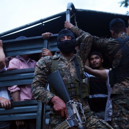 Salvadorā karavīri sāk eskortēt autobusus; militārais transports iesaistīts pasažieru pārvadāšanā
