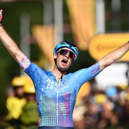 Neilanda komandas biedrs Ulē izcīna emocionālu uzvaru 'Tour de France' posmā