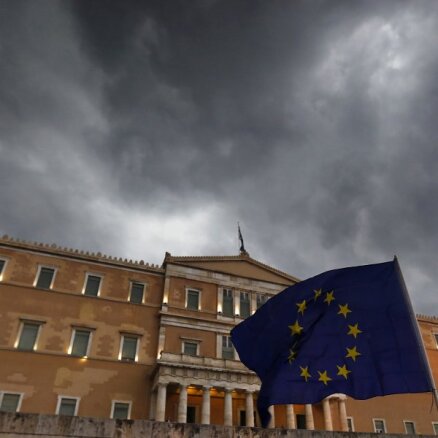 Еврогруппа отказалась продлить программу помощи Греции