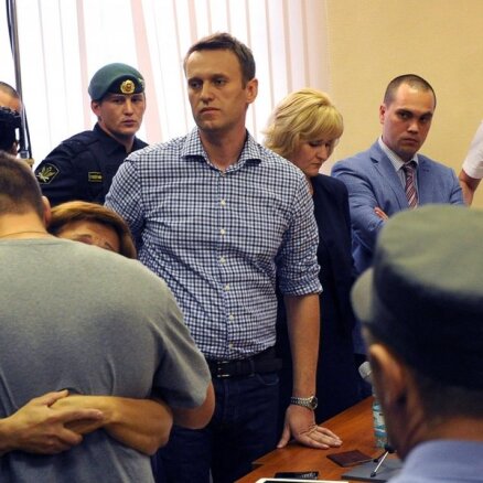 Россия: Навальный получил условный срок вместо реального