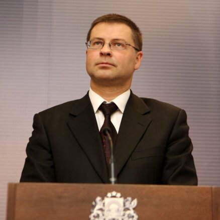 Pēc lēmuma neglābt 'Snoras' Dombrovskis atceļ vizīti Lietuvā