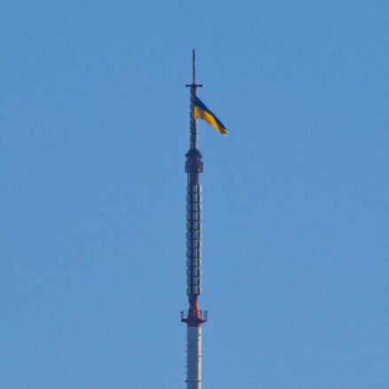 Zaķusalas TV tornī paceļ Ukrainas karogu