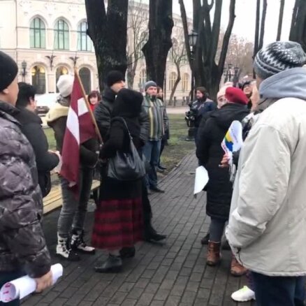 Video: Gobzema atbalstītāji pulcējas pie Rīgas pils