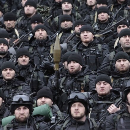 Foto: Kadirovs sapulcina čečenu drošībniekus; nodēvē par 'Putina brīvprātīgajiem'