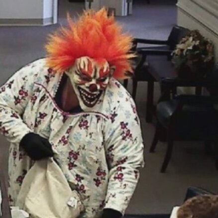 ASV banku aplaupa cilvēki klauna un mērkaķa maskās