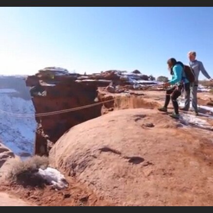 Video: Puisis draudzeni nogrūž no kanjona