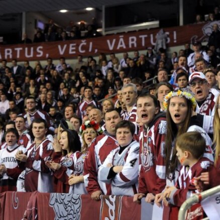 Hokeja fani šokā par aizliegumu Latvijas-Krievijas spēlēs ienest Ukrainas un Lietuvas karogus