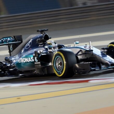 Hamiltonam ceturtais 'pole-position' šīs sezonas F-1 kvalifikācijas sacensībās