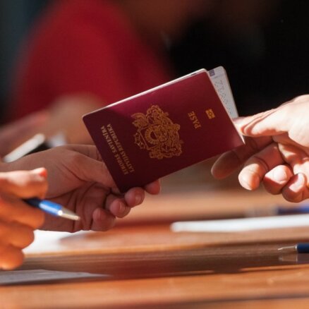В 2005 году гражданство Латвии получили 19 тысяч человек, в 2021 году - лишь 419