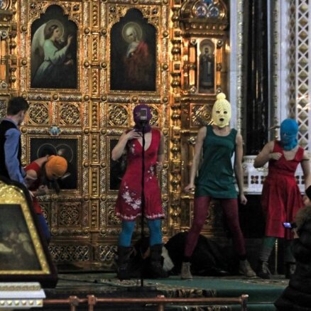 Ieslodzītās 'Pussy Riot' dalībnieces tikušas brīvībā