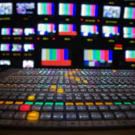 Латвия без российских СМИ: телеканалы убирают из эфира, прессу изымают из продажи