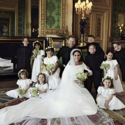 Karaliskās ģimenes fani pamana dīvainību Harija un Meganas kāzu foto