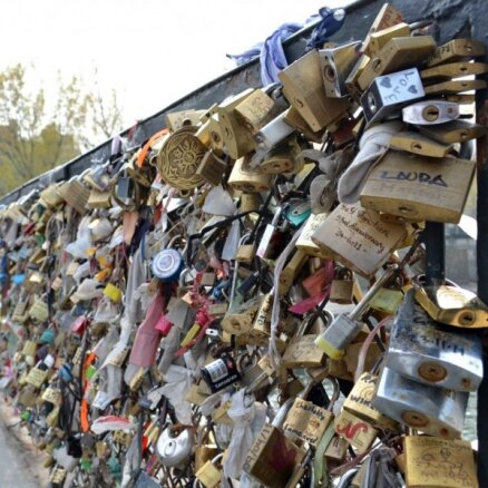 Aicina atbrīvoties no 'mīlas atslēdziņām' uz tilta pār Sēnu Parīzē