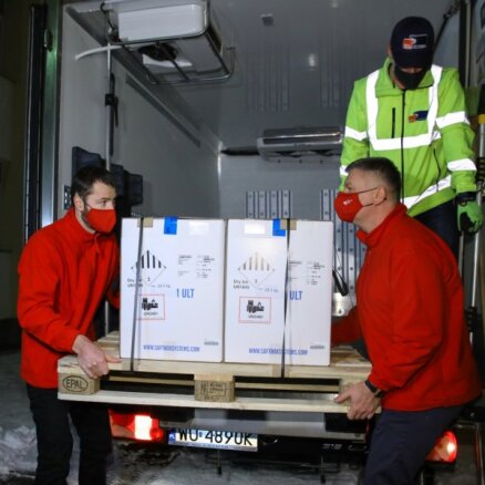 Foto: Latvijā atvesta pirmā krava ar vakcīnām pret Covid-19